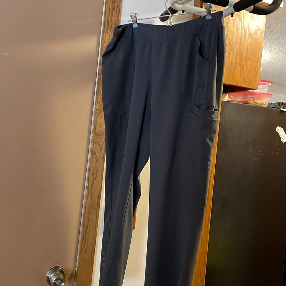 Petite Woman’s scrub bottoms